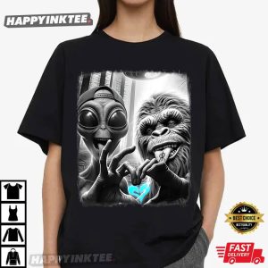 Bigfoot Sasquatch Alien Lovefest Love Hand Sign Meme T Shirt (4)