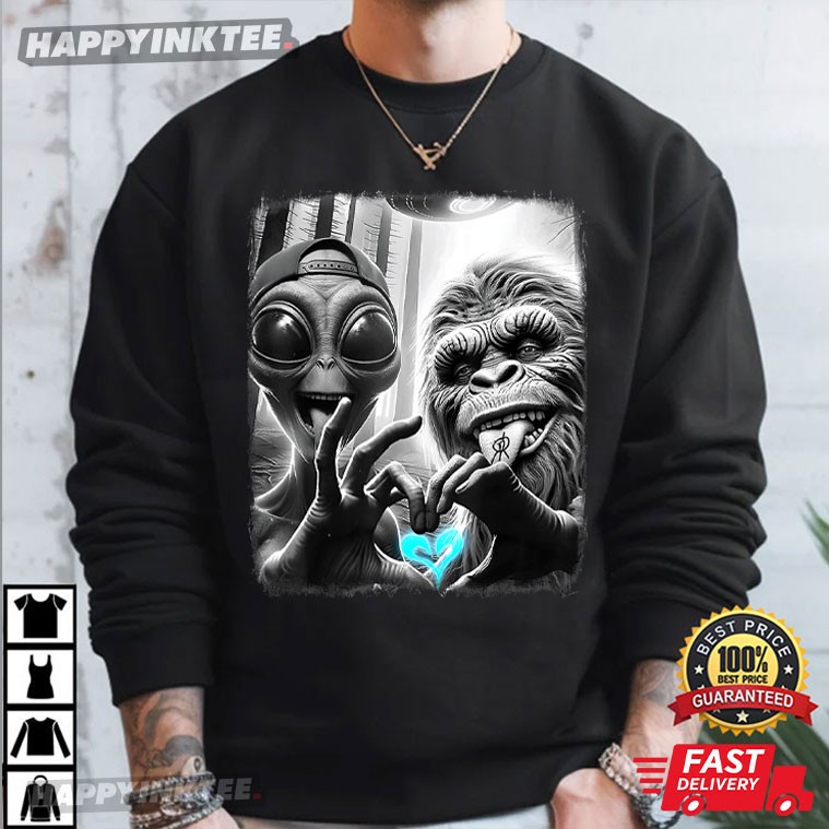 Bigfoot Sasquatch Alien Lovefest Love Hand Sign Meme T-Shirt