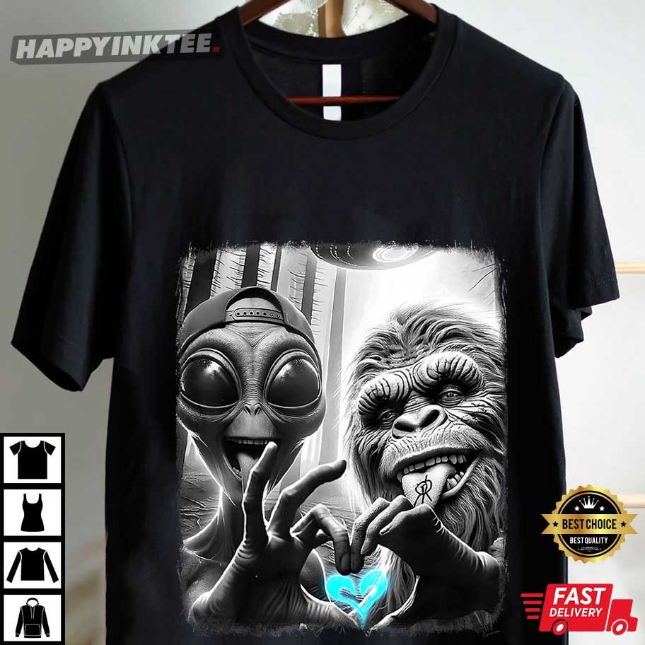 Bigfoot Sasquatch Alien Lovefest Love Hand Sign Meme T-Shirt