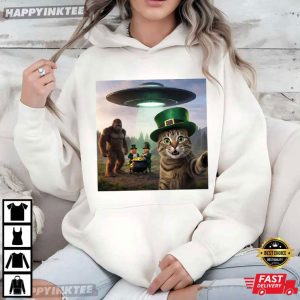 Funny St Patricks Day Cat Selfie Leprechaun Bigfoot UFO Meme T Shirt (4)