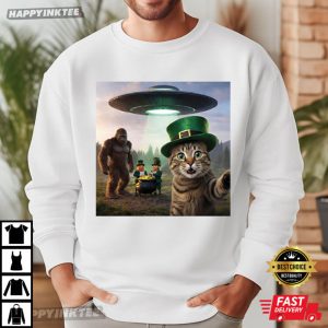 Funny St Patricks Day Cat Selfie Leprechaun Bigfoot UFO Meme T Shirt (1)